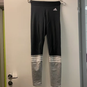 Adidas träningstights  - Säljer dessa träningstights från adidas i storlek xs men passar även s, dem är högmidjade. Säljes då de inte kommer till användning.