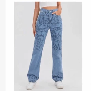 SHEIN jeans  - jeans med graffiti tryck från SHEIN. Endast testade o tyckte inte de satt fint på mig tyvärr. Storlek Xs men lite S/M i hur de sitter