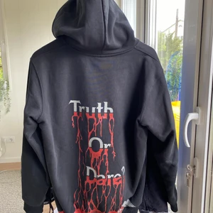 Hoodie storlek M - Säljer en hoodie från Nasaseasons i tjockt högkvalitativt material. Storlek Medium. Glittertryck fram och bak. Kondition: 9/10. Endast använd 2-3 gånger.