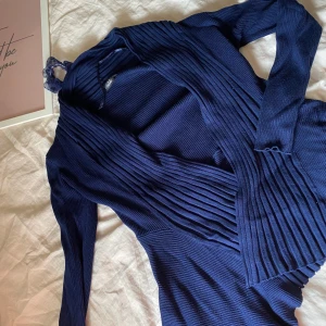 Mörkblå kofta - En mörkblå kofta med snygga mönster. Mjuk och härlig. Aldrig använd. Skicka för fler frågor 