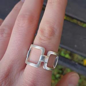Trendig sterling silver ring. Säljer för att den inte passar. Köptes på ebay och den är aldrig använd. För att den ör sterling silver så färgar den inte av sig. Jag betalar frakten! 💕 Skriv gärna för frågor🥰