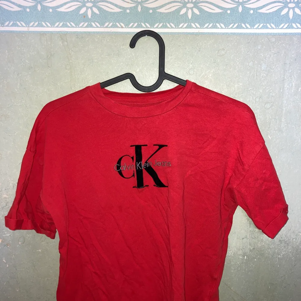 En röd och äkta Calvin Klein t shirt, köpt 2017 bara använd en gång , storlek XS men passar även som en medium. !!Frakt tillkommer!!. T-shirts.
