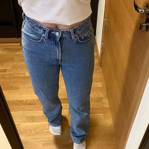 Jeans från weekday, nyskick. Storlek 28/32. Modell ROWE 