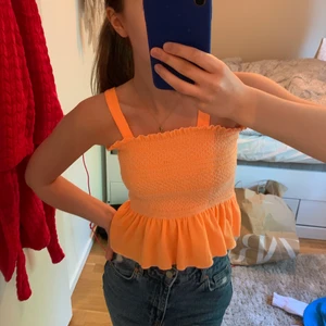 Neonorange tröja - Från zara kids, stl 140 motsvarar ungefär XXS. Jag är XS men på mig är banden lite korta så att tröjan rynkar sig vid armhålan (se bild 2). Inga fläckar, inget trasigt förutom några av de vita trådarna som blivit lite utdragna (men ej trasiga)