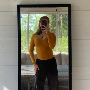 Senapsgul tröja🧡 - Superfin och superbekväm långärmad tröja från hm💖 använd fåtal gånger och säljs pga att den ej kommer till användning💞 köpare står för frakten