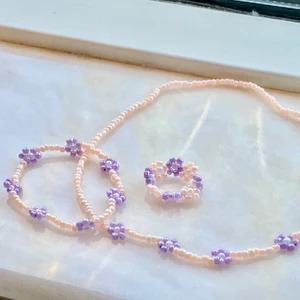 pärlhalsband, ring och armbands kit - säljer dessa handgjorda pärlsmycken. de är väldigt stretchiga och går bara att dra rätt över huvudet/handleden/fingret. har haft egna i flera månader, så de håller väldigt bra. 49 kr för alla tre. köparen står för frakt. 💕🌈 