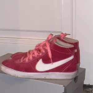 Ett par rosa Nike skor. Väl andvända med funkar bra fortfarande. Tvättas såklart innan den skickas iväg💕