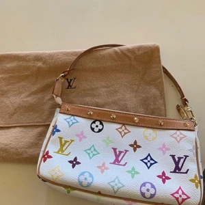 Louis Vuitton väska  - Tänkte sälja min sjukt fina samt rare Louis Vuitton väska. Väskan heter ” louis vuitton pochette multicolor ” och är verkligen så sjukt fin. Bud börjar på 3000kr. Kvitto och dustbag finns. Kan frakta, köparen står för frakten eller mötas i Åkersberga, Täby eller Stockholm💘✨🤌🏼