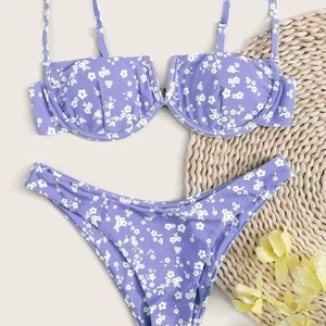 Bikini - Lila bikini från shein i storlek M, men sitter mer som en S-xs. Säljer den göra tr den är för liten för mig, men den är aldrig använd.