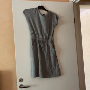 Klänning  - Den är aldrig använda 