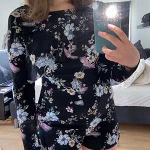 Blommig playsuit - Somrig playsuit från Amisu, bra skick!!