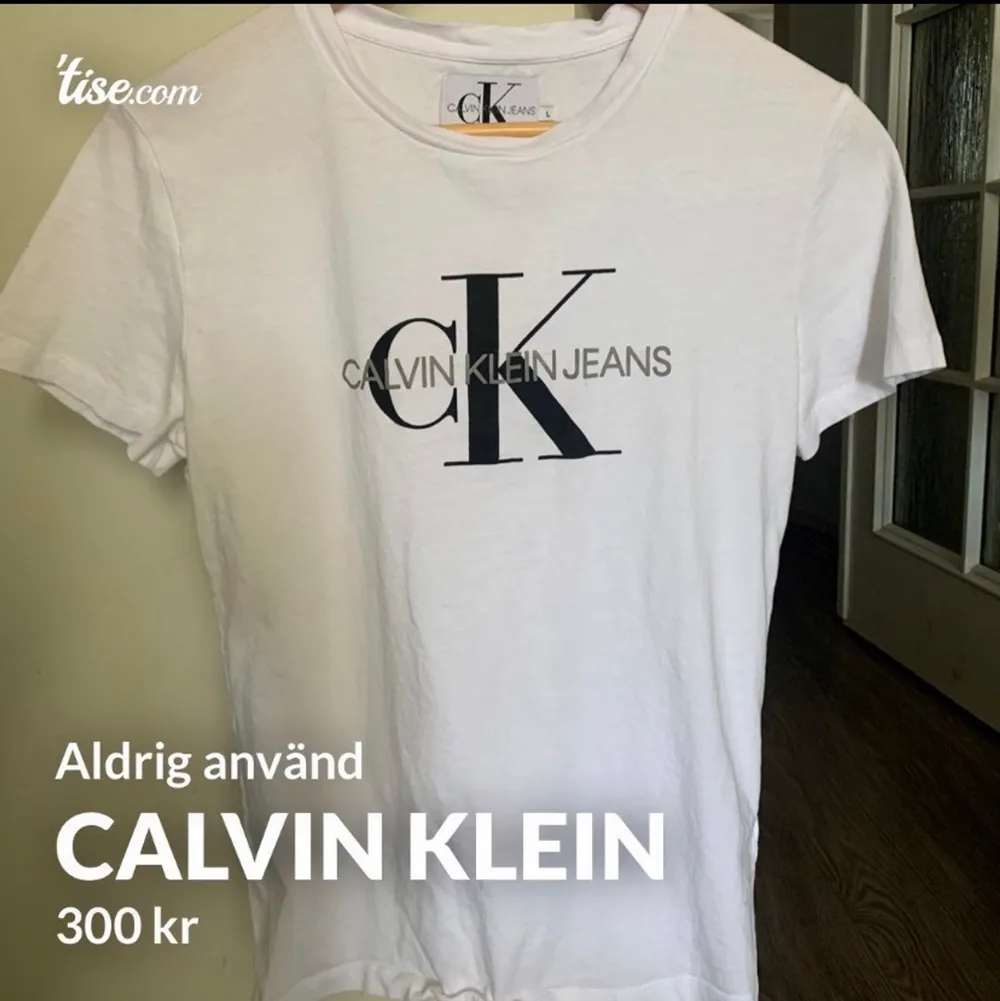Säljer denna fina stilrena tröjan från Calvin Klein i storlek L. Jag bär vanligtvis M i kläder och den passar mig perfekt, passar en M utan problem  Köpt någon månad sedan, Aldrig använd. Vid frågor skriv ❤️. T-shirts.