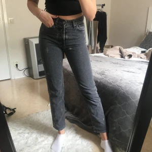 Gråa slim fit  - Gråa jeans med fina detaljer på! Stl 34 och hyfsat töjbara. Lyfter ut rumpan fint och sitter väldigt fint på mig. Jag är 1,70 lång och så ser jeansen ut på mig!