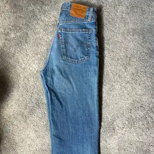 Säljer mina älskade levis jeans i modellen ribcage straight då de tyvärr blivit för korta. Väl använda men fortfarande i bra skick! Köpta för 1200. Köparen betalar för frakt☺️ Kom privat för fler bilder! 