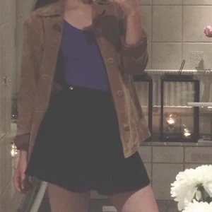 American Apparel kjol i manchester  - Klassisk svart manchesterkjol från American Apparel. I fint skick. Har ingen bättre bild av kjolen på då den blivit för liten för mig. 