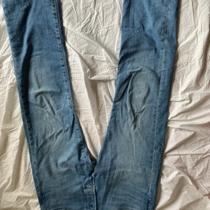 Levis jeans 501 - Bakfickan e bara smutts går att ta bort led vatten, de är skrynkliga eftersom de legas i garderoben, köpt för 1200,   Strl: w31 L34
