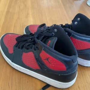 Jordan skor - Hej jag säljer dessa sjukt coola jordans, det är k stolek 38,5 men passar 37! De är lite slitna därav priset! Men endå fortfarande as coola💕