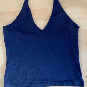 Gina tricot linne - Jättefint linne ifrån Gina som har gått ut ur sortimentet. Är storlek L men skulle säga att den passar M-L, även S om man söker ett lite lösare utseende då den är stretchig. Har en öppen rygg med ett band som går runt nacken. Syns inte att den har varit använd då den knappt har varit använd. En underbart vacker blå färg. Säljer då det inte längre passar min stil samt storlek. Vid intresse så kan fler bilder skickas. Köparen står för frakten.