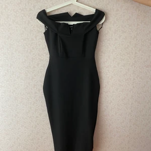 Missguided Hourglass Klänning Strl 32 / UK 4 - Oanvänd Svart Midi Klänning från Missguided i storlek 32 / UK 4. 