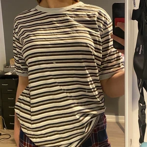 Randig T-shirt  - Skön randig T-shirt i storlek L, den har en snygg oversized look och passar fint nu när man kan gå i T-shirt. Använd fåtal gånger, inga fläckar (spegeln är fläckig om det ser ut som det), inga hål. Som ny. Frakten ingår i priset!! tveka inte vid frågor🥰 Priset kan diskuteras!