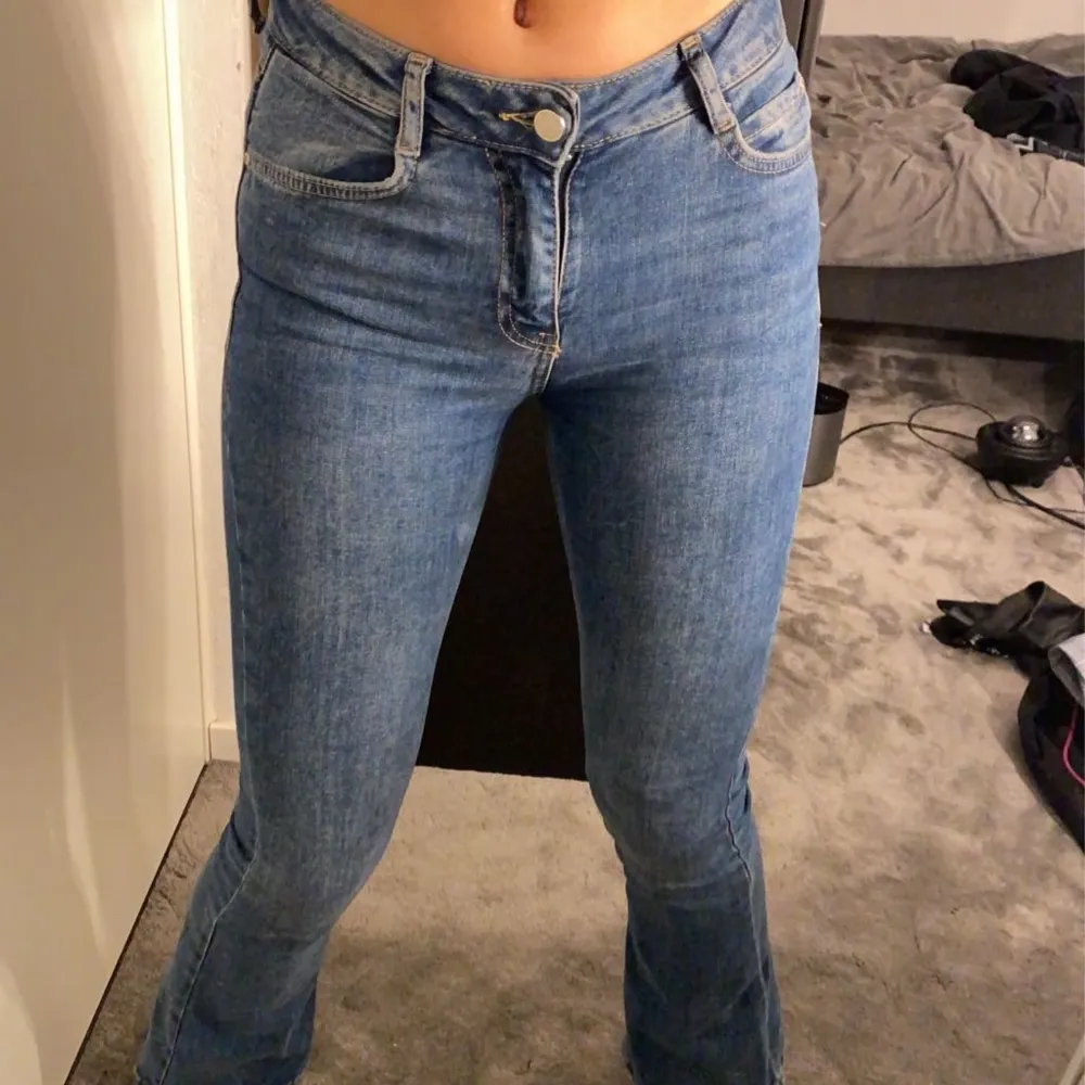 Snygga utsvängda jeans från Gina i strl XS. Har tyvärr inte fått användning av dom, köparen står för frakt💕. Jeans & Byxor.
