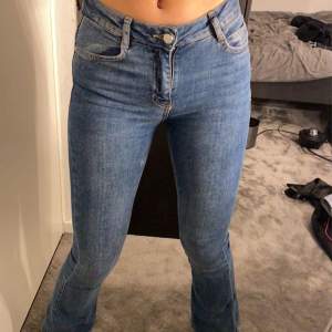 Snygga utsvängda jeans från Gina i strl XS. Har tyvärr inte fått användning av dom, köparen står för frakt💕