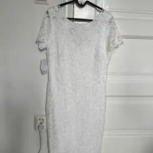 Jag säljer en oanvänd tajt spetsklänning från bubbelroom. Prislapparna är kvar. Jag säljer den då jag köpt en annan klänning till min student. 
