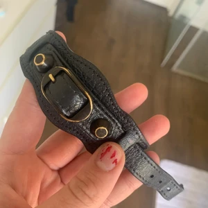 Balenciaga armband  - Säljer nu mitt balenciaga armband från 2017✨Det är fortfarande i fint skick men däremot har kvitto, äkthetsbevis och tillhörande box tappats bort i och med flytt från mitt gamla hus😊Därav säljer jag till ett billigare pris från ett helt nytt då jag har förståelse för att man gärna skulle vilja ha med detta❤️Vid många intresserade får ni lägga bud via meddelande😊😊eller vid snabb affär 500kr +frakt