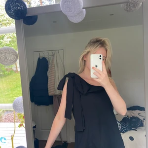 En arms topp - Säljer denna finna linne/blus som man knyter vid ena armen. Den går att ha på båda sidorna. Så fin men vet inte riktigt vart den kommer ifrån och inte heller storlek men skulle chansa på 36.