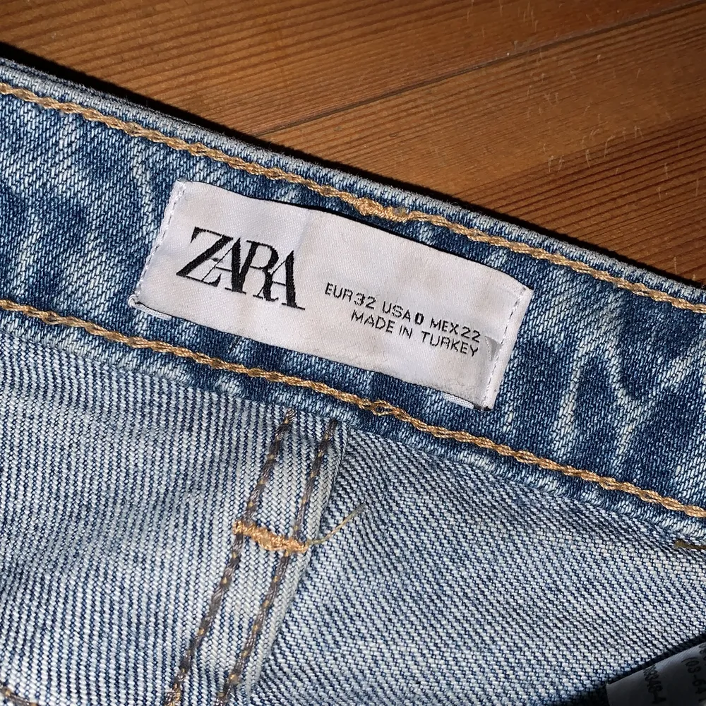 Fina populära zara jeans med hål i knäna Jätte bra skick nästa aldrig använda eftersom att dem är försmå  köparen står för frakten pris kan diskuteras . Ny pris är 400kr. Jeans & Byxor.
