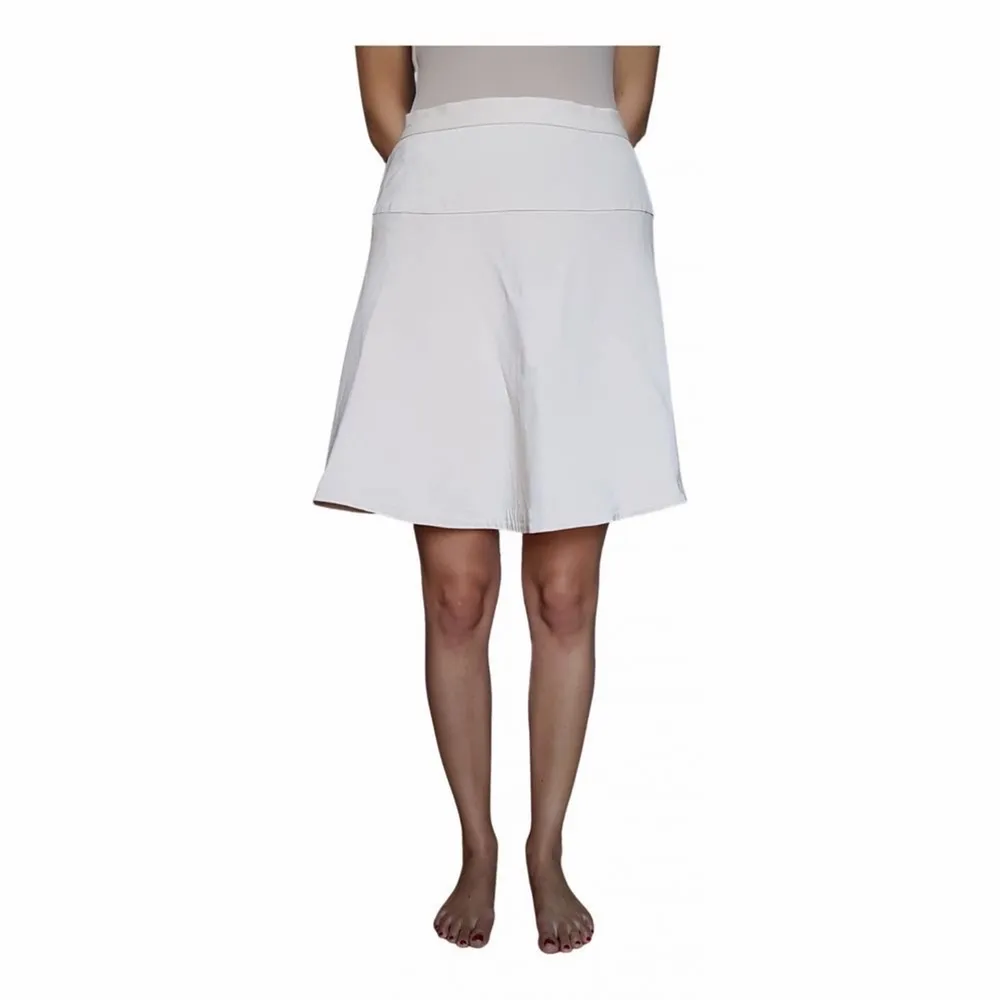 Jättefin kjol A-linjeformad från Tiger of Sweden, superfin kvalitet. Skick: har en liten repa från klädhängaren annars perfekt! Färg: varm cream/nude. . Kjolar.