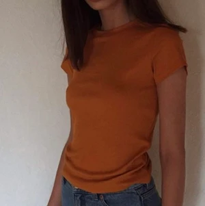 Orange topp - En super fin orange topp från monki i super skön matrial. Använd fåtal gånger i storlek xs