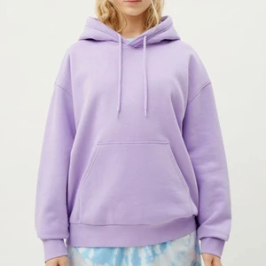 Weekday hoodie  - Jag säljer denna hoodie från Weekday. Den är oversized så kan passa olika storlekar beroende på hur man vill att den ska sista. Den är i väldigt bra skick💜💜(lånade bilder)