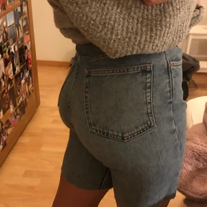 JEANS SHORTS  - Jätte coola jeans shorts. Jeansen är från weekday och har klippt de själv eftersom att jeansen va för tajta på vaderna. Älskar de men använder tyvärr endast kjolar på sommaren. Priset kan diskuteras. Jeansens ursprungliga storlek är W:29 L:28 men skulle säga att de sitter som typ en medium