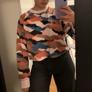 Croppad oversize tröja från monki - Mönstrad och flerfärgad oversize tröja från monki i strl S, köparen står för frakten😊