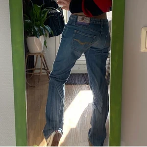 replay jeans  - lägger ut dessa igen då det blev lite oklart med köpare. snygga lågmidjde replay jeans med detaljer på bakfickan. i bra skick. storlek 29/34 och passar som så, jag på bilden är 165 o de täcker skorn ungefär.  frakten kostar 69kr <33 är många intresserade blir det budgivning i kommentarerna :) 