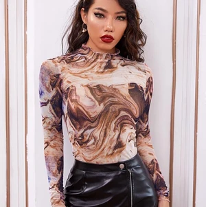 Mönstrad topp - Snygg mönstrad topp i mesh liknande material, toppen är helt ny och endast provad. Frakt tillkommer