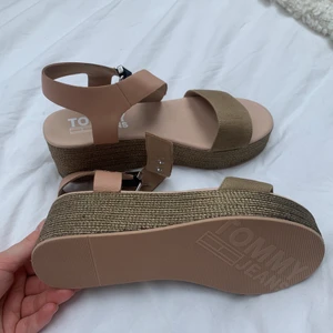 Tommy Hilfiger plattforms - Äkta Tommy Hilfiger plattform-skor. Aldrig använda, säljer pga fick i present och de var en storlek för små så har ej fått på mig dom. 