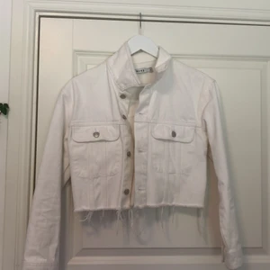 Vit croppad Jeans jacka - Köptes för ca 1 år sedan. Bara använd en gång. Kostade ca 500kr men säljer för 300kr inklusive frakt. Skriv privat om ni vill ha fler bilder