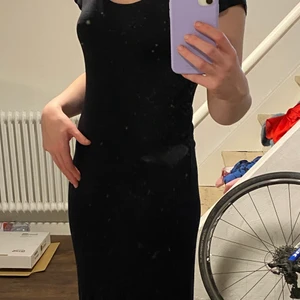 klänning - lång svart t-shirt klänning🤍 jag är 170 lång 