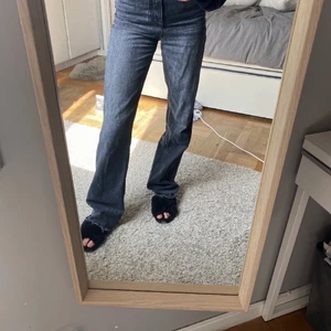 Jeans Zara - Säljer dessa slutsålda jeansen från Zara i strl 34 men passar mig som har 36! Knappt använda och i superbra skick!!:)