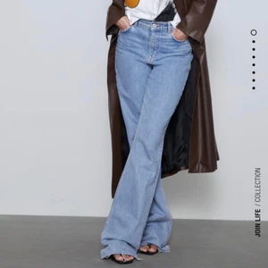 jeans - säljer dessa jeans från zara som är väldigt långa i benen och går att ha som högmidjat men också att dra ner så de sitter vid naveln. de är i storlek 34 men passar 36 också! köpare står för frakr