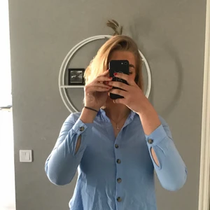 H&M - En blå skjorta som är för kort för mig i ärmarna och sitter väldigt tajt i ryggen, använde typ 2 ggr i somras och den har så skönt material, köpte den för 250 och säljer för 165 