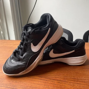 Nike skor - Väldigt fräscha och stilrena skor från Nike! Säljes pga fel strl. Mycket bra skick. 100kr+frakt🌞🍒