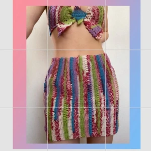 Virkad sommar set  - Handvirkat set med kjol och en fjäriltopp (se profil om ni endast är intresserade av toppen). Jättefint och unikt multifärgad set som passar perfekt nu till sommaren! Är inte snål med priset då det tog mycket tid och garn att tillverka! Hör av er vid frågor 😊! Blir budgivning om flera är intresserade
