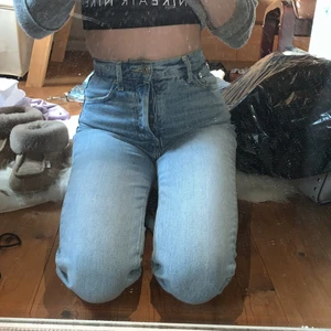 Zara mom jeans - Mom jeansen är från zara perfekt skick säljes pågrund av att dem har blivit för korta sitter jättebra över rumpan 