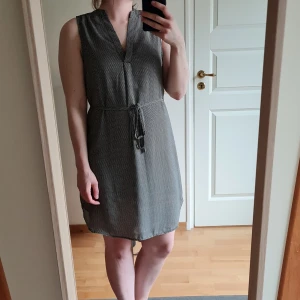 Sleeveless dress from H&M - Black and beige dress from H&M. Made of a thin, flowy fabric with no sleeves and V neckline - good for summer parties 🥳 Classic color makes it good for every occasion 😊 Total length 90 cm.Total length 87 cm.