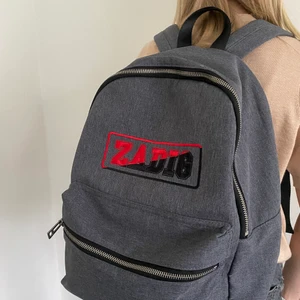 Zadig Voltaire ryggsäck - Jag säljer denna sjukt snygga zadig Voltaire ryggsäck, den har inte kommit så mycket till användning förutom en gång när jag flög utomlands! Det står dock mitt namn i ryggsäcken men det borde gå att sträcka över!💕🪅 Orginal pris: 600kr mitt pris 425 eftersom bara använd vid 1 tillfälle💕