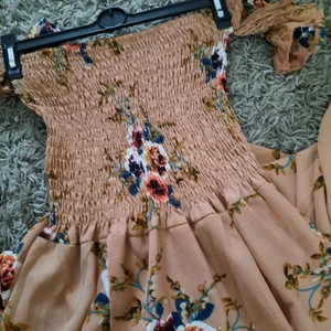 Off-the-shoulder klänning - Strlk 36, kort fram och lång bak.