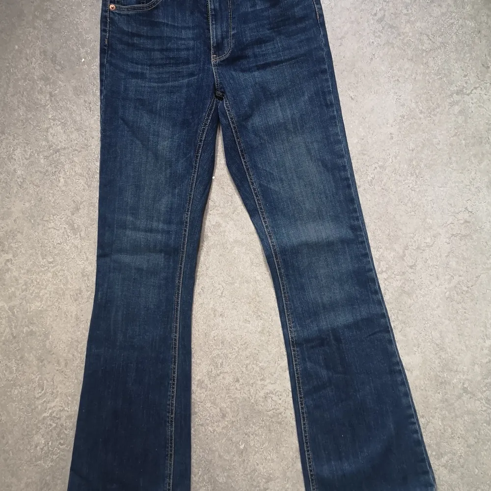 Oanvänd jeans i storlek 36.. Jeans & Byxor.